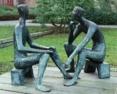 sitzende Statuen